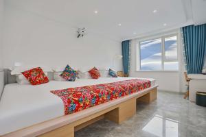 Una cama o camas en una habitación de Xuexiang zhanglicheng homestay