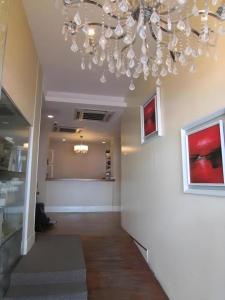 Una televisión o centro de entretenimiento en Arianna Hotel