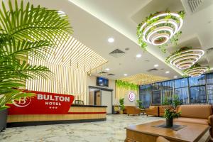 Bulton Hotel Airport في Arnavutköy: ردهة عليها لافتة فندق بوليون ونبتة +73 صورة
