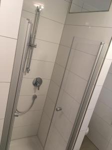 Ένα μπάνιο στο FK1 Moderne 75qm 2 Zimmer Einliegerwohnung