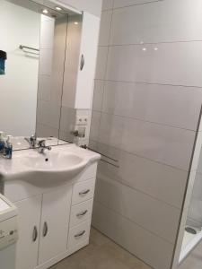 Ένα μπάνιο στο FK1 Moderne 75qm 2 Zimmer Einliegerwohnung