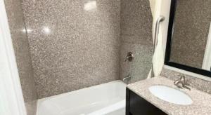 Days Inn by Wyndham St. Charles IL في سانت تشارليز: حمام مع دش ومغسلة وحوض استحمام +3 صور