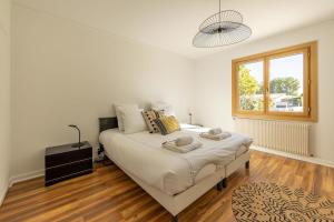 En eller flere senge i et værelse på VILLA JOSEPHINE with swimmingpool in Arès