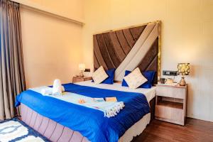 Giường trong phòng chung tại Fernstone 4BHK Pool Villa, Garden, BBQ, Home-Cook!