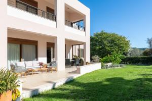 een villa met slaapkamers en uitzicht op de tuin bij Coral Tree Luxury Villa in Ialyssos