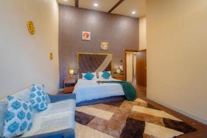 Giường trong phòng chung tại Fernstone 4BHK Pool Villa, Garden, BBQ, Home-Cook!