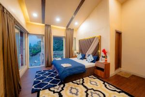 Giường trong phòng chung tại Fernstone 4BHK Pool Villa, Garden, BBQ, Home-Cook!