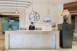 Členové personálu v ubytování Zhuhai Jiali Hotel + 217 fotografií