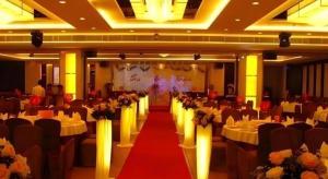 Dong Cheng Hotel في شوند: قاعة احتفالات مع طاولات وكراسي وسجادة حمراء