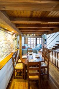 a dining room with a wooden table and chairs at La Casina del Alba in Campiellos +32 photos