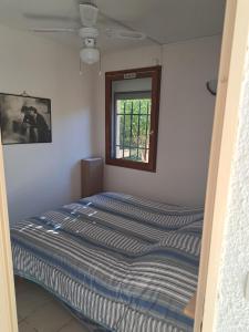 un letto in una stanza con una finestra di Joli t2 valras plage a Valras-Plage