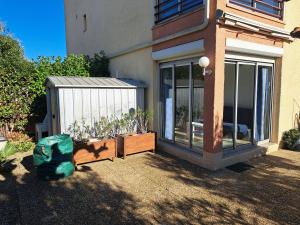 una casa con una grande finestra e alcune piante di Joli t2 valras plage a Valras-Plage