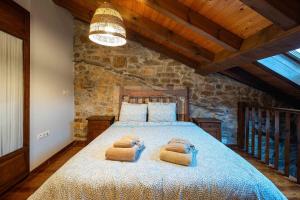 a bedroom with a bed with two towels on it at La Casina del Alba in Campiellos