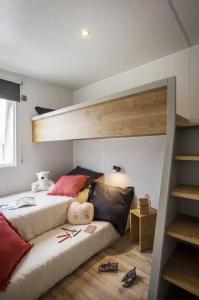 Postel nebo postele na pokoji v ubytování Camping 3 étoiles - ccbeebh