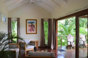 O zonă de relaxare la Exclusive Cottage in Havannah, Reflections Retreat