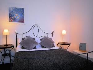 En eller flere senge i et værelse på 2 Bed in Ilfracombe 00276