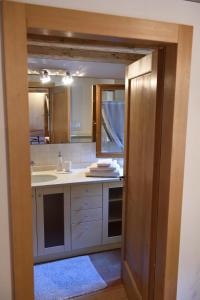 La salle de bains est pourvue d'un lavabo et d'un miroir. dans l'établissement Giardino Sospeso Agriturismo, à Valdobbiadene
