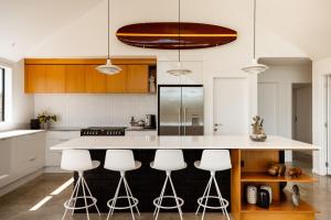 Kuchyň nebo kuchyňský kout v ubytování Hill-Top Oasis with Pool and Spa on 2ha just 5mins to Wharf