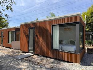 una casa con una grande finestra sul lato di Nadi Glamping Suites a Perai Altre 52 foto