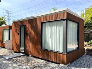 una casa in legno con finestra e porta di Nadi Glamping Suites a Perai
