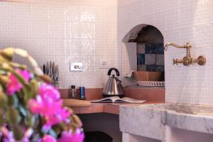 une cuisine avec une bouilloire sur un comptoir dans l'établissement Casa Dolcetto, à Tagliolo Monferrato