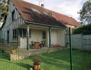 a house with a fence in front of it at Nou Kontan vwe zot in Abbecourt