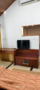 Un televizor și/sau centru de divertisment la BharathaPuzha Resort