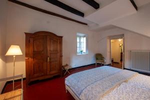 - une chambre avec un lit, une armoire et une lampe dans l'établissement Casa Dolcetto, à Tagliolo Monferrato