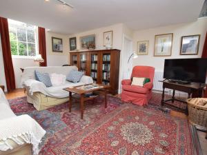 een woonkamer met een bank en een tv bij 2 Bed in Drumelzier CA366 in Drummelzier