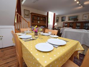 een tafel met een gele stippellijn bij 2 Bed in Drumelzier CA366 in Drummelzier