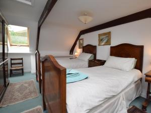 een slaapkamer met twee bedden met witte lakens bij 2 Bed in Drumelzier CA366 in Drummelzier