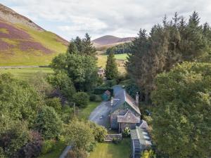 een luchtfoto van een landhuis in de heuvels bij 2 Bed in Drumelzier CA366 in Drummelzier