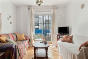 Et tv og/eller underholdning på Casita De La Luz with swimmingpool