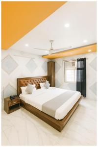 Кровать или кровати в номере Krishna Imperial Palace Charbagh- Palace near Lucknow Railway Station # Free Wifi # Room Service And Parking Facility - Fully Air conditioning Luxuary Room - Top Rated Hotel In Lucknow