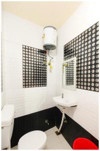 Ванная комната в Krishna Imperial Palace Charbagh- Palace near Lucknow Railway Station # Free Wifi # Room Service And Parking Facility - Fully Air conditioning Luxuary Room - Top Rated Hotel In Lucknow