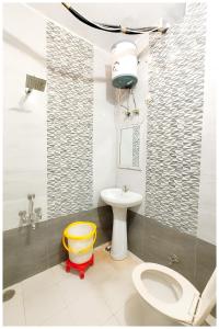 Ванная комната в Krishna Imperial Palace Charbagh- Palace near Lucknow Railway Station # Free Wifi # Room Service And Parking Facility - Fully Air conditioning Luxuary Room - Top Rated Hotel In Lucknow