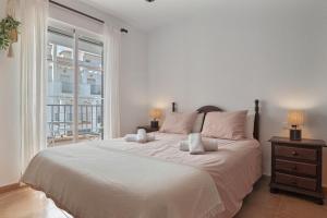 En eller flere senge i et værelse på Casita De La Luz with swimmingpool + 19 billeder