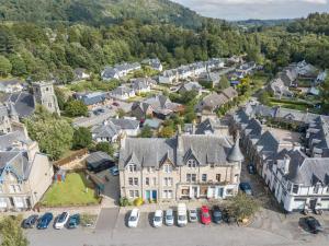 een luchtzicht op een kleine stad met huizen bij 2 Bed in Birnam CA266 in Birnam