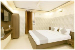 Кровать или кровати в номере Krishna Imperial Palace Charbagh- Palace near Lucknow Railway Station # Free Wifi # Room Service And Parking Facility - Fully Air conditioning Luxuary Room - Top Rated Hotel In Lucknow