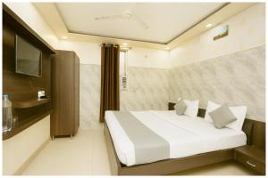 Кровать или кровати в номере Krishna Imperial Palace Charbagh- Palace near Lucknow Railway Station # Free Wifi # Room Service And Parking Facility - Fully Air conditioning Luxuary Room - Top Rated Hotel In Lucknow +11 фотографий