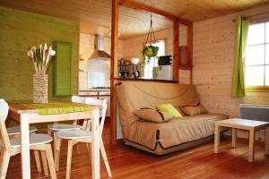 een woonkamer met een bank en een tafel bij SAS Le Hameau des Grilles in Saint-Fargeau