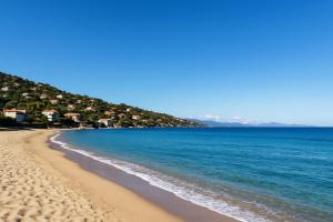 a view of a beach with houses and the ocean at Les vacances in Sainte-Maxime