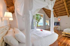 Una cama o camas en una habitación de Spectacular view overlooking the famous Boracay white beach !