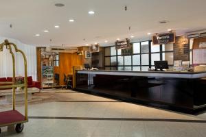 um átrio do hotel com um bar e uma área de espera em Hotel Atlântico Copacabana no Rio de Janeiro mais 25 fotografias
