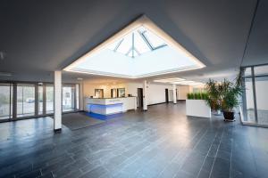 een grote kamer met een groot raam in een gebouw bij Laerholz 84 in Bochum