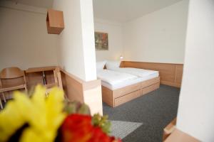 een kleine slaapkamer met een bed en een stoel bij Laerholz 84 in Bochum