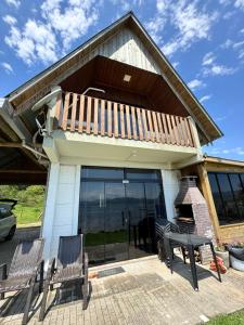 Μπαλκόνι ή βεράντα στο Chalé na beira da lagoa com vista