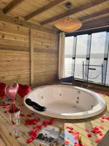 Ένα μπάνιο στο Chalé na beira da lagoa com vista