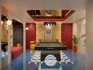 Una mesa de billar en Savvy by M Village Hai Ba Trung - Saigon Downtown 17 fotos más