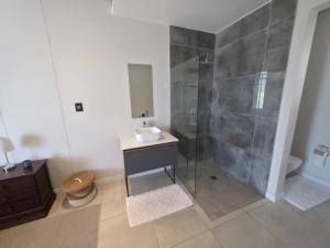 Phòng tắm tại 311 at The Paramount Estate +3 ảnh